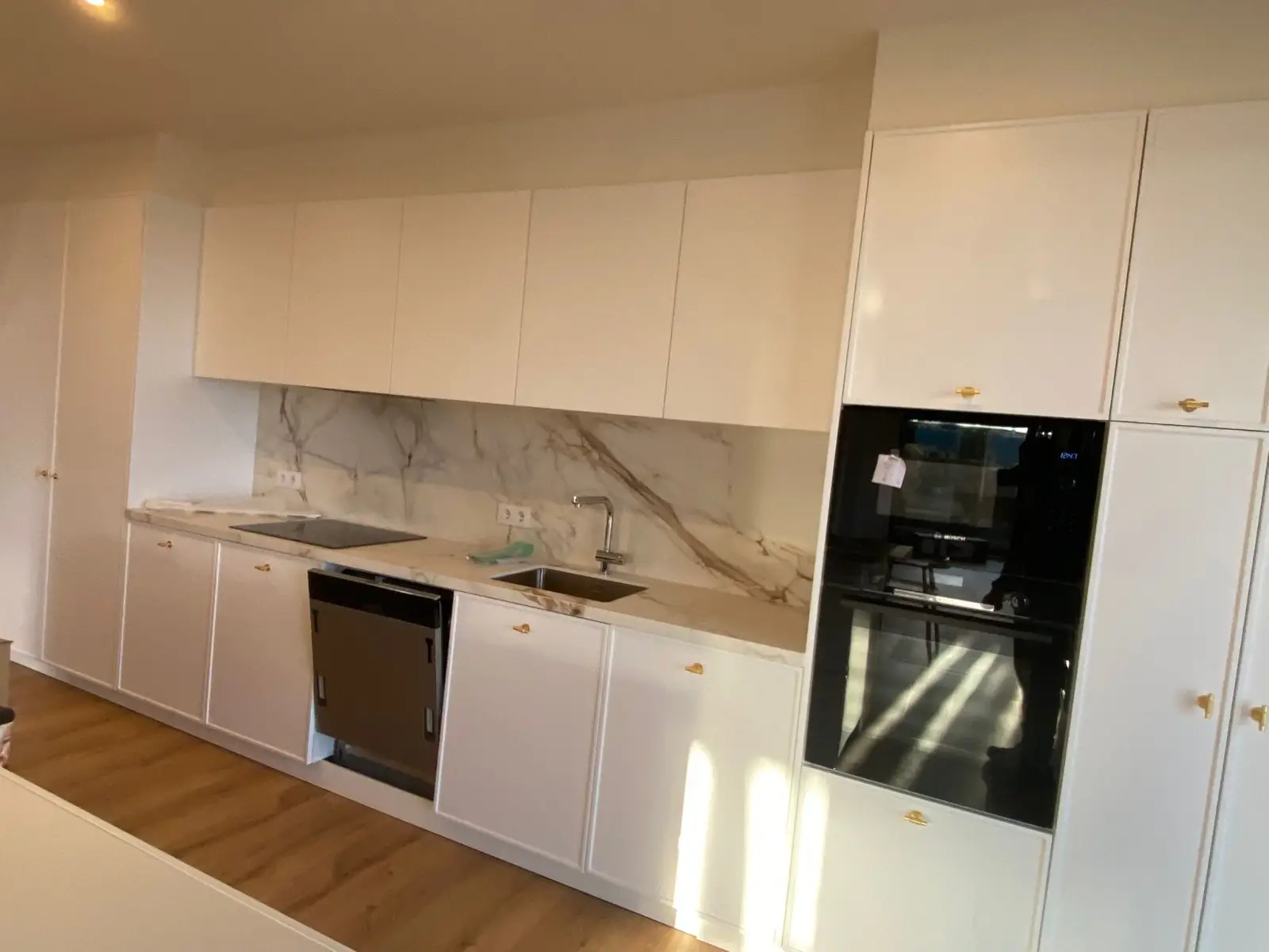 Cocina moderna blanca con mármol
