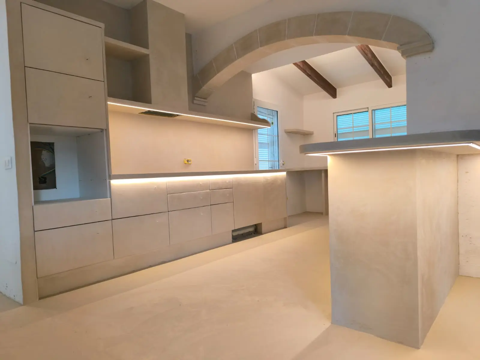 Cocina de microcemento con arco