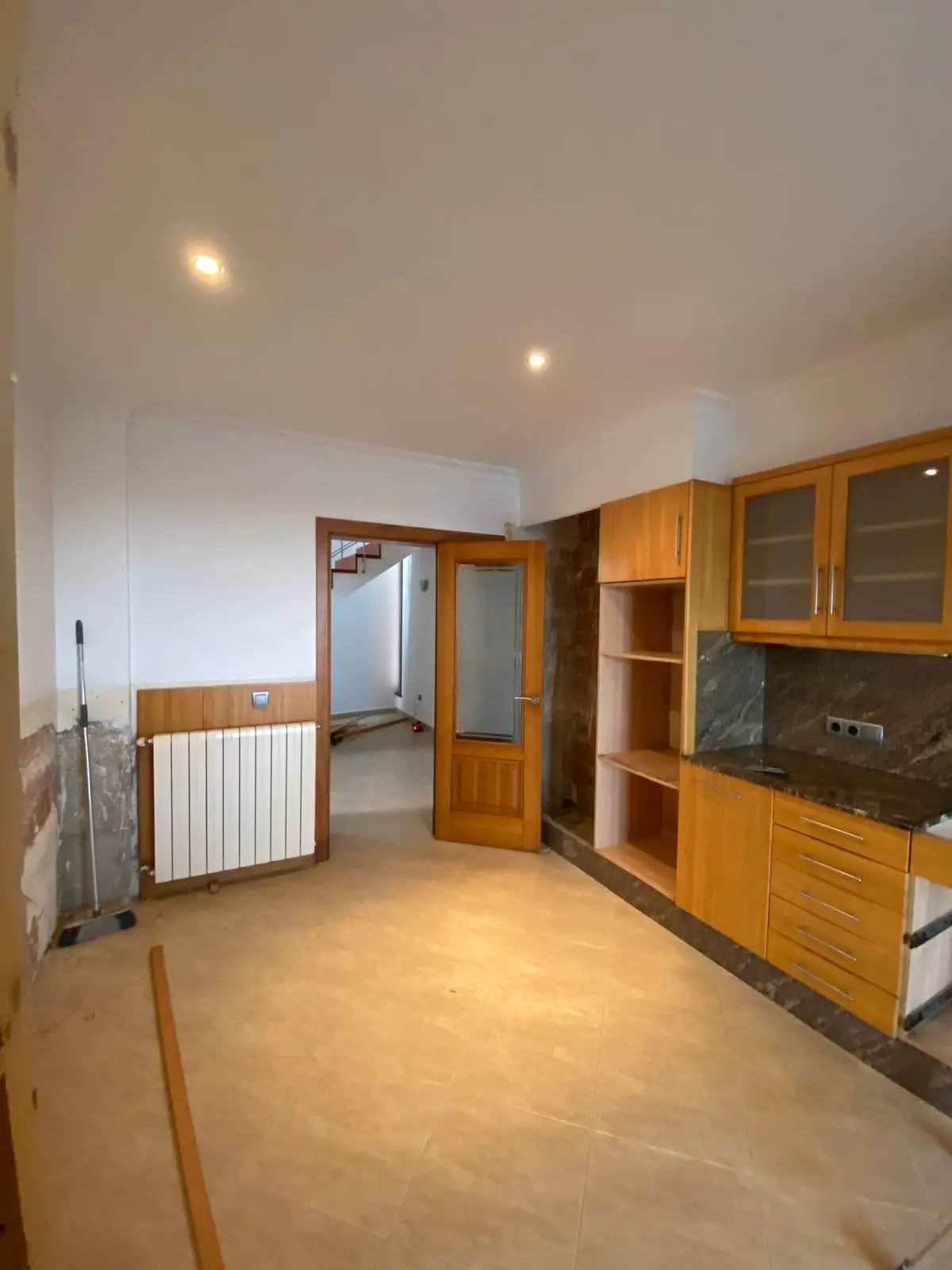 Cocina con muebles de madera