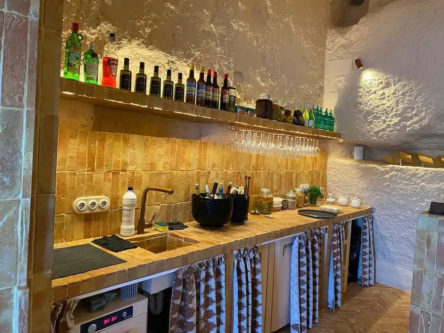Local barra artesanal con azulejos